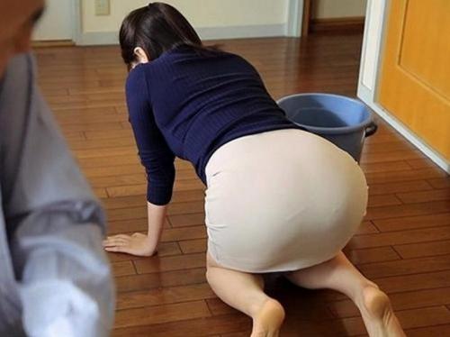 【人妻NTRレイプ】ガラの悪い男にコーヒーをこぼしちゃった熟女妻！カラダで償わすヒドイ奴、まんまと犯されてしまうオバサン