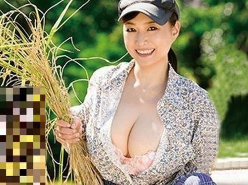 おっぱいも喘ぎ声もデカイ田舎の農家のオバサン！黒乳首を尖らせ恥ずかしの潮吹き、他人棒の快楽に激イキしまくりド淫乱ぶり発揮
