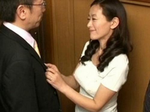 熟女妻(51)が年甲斐もなく旦那と濃密セックス！淫らな声を上げ恥ずかしい姿をさらすエロイ母、義息子にも狙われてしまう！