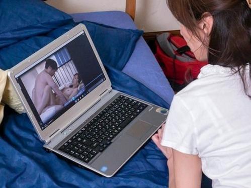 【母子相姦】母親を狙うエロ息子がSEXを盗撮、あっさりバレちゃうがそれを機に始まる近親相姦、欲しかったカラダをハメまくる