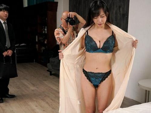 【人妻NTR】渋々ヌードモデルを引き受けた巨乳奧さん『中はだめえぇー！』まんまと寝取られシカトで中出しされてしまう悲劇！