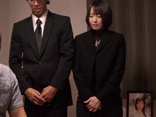 【ながえスタイル】奥さんを死なせてしい責任を感じる夫婦！ショックのはずの旦那がカラダを要求して元気に腰振りまくりNTR！