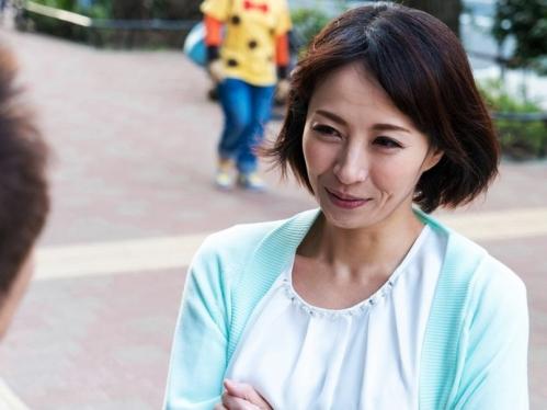 【人妻ナンパ】清楚系奥さま(36)が押しの弱さにつけ込まれ強引SEX！無駄のないスレンダーボディを突きまくって濃厚中出し