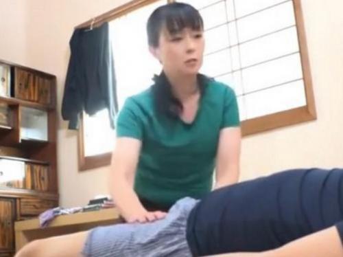 【熟女マッサージ師】『それは困ります…』エロ行為され戸惑うおばさん！色白完熟ボディを楽しまれて勝手に中出しされてしまう！