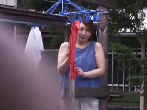 隣人ちんぽとヤリたくてボーッとしている熟女妻！呼ばれたら走って行くスケベっぷり、即行ハメまくってイキまくる不貞セックス！