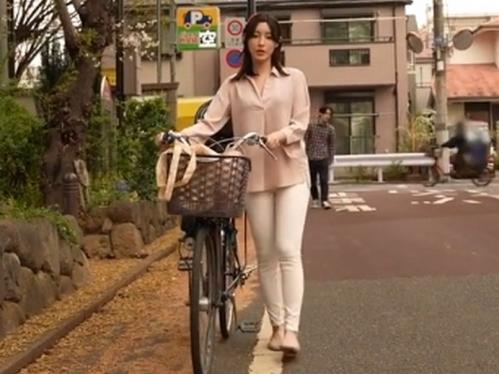 【人妻NTR】ママチャリ奥さんと保育園のパパ友が不倫関係へ！気持ち良さそうな表情で他人棒ハメまくる淫らな美人スレンダー妻