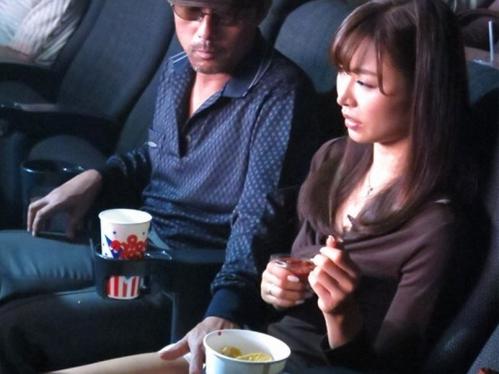 【痴漢レイプ】映画館でチカンに遭遇した美人妻！たっぷり辱めを受ける屈辱…　自宅にまで来られてしまい更には犯されてしまう！