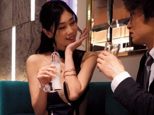 キャバクラ体験をする超スレンダー美女！ホロ酔いで大好きなセックスをしちゃうスケベっぷり、猿のようにチ〇コ突きまくるお客様