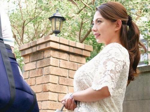 【人妻NTR】巨乳パート熟女に惹かれるバイト君が念願のセックス！熟女テクでフェラ＆パイズリ、リードされながら待望の挿入！