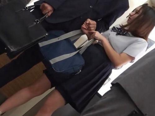 【痴漢レイプ】つるつる生脚スレンダーJKがオヤジに惚れられてしまう！そそる身体を触りまくり汚いちんぽを好き放題ハメまくる