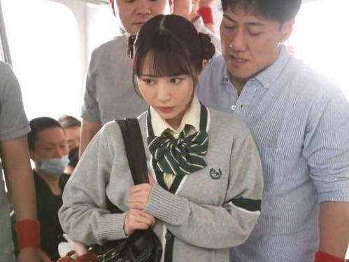 【痴漢レイプ】キラキラ女子高生が餌食に！抵抗しても無駄だった…変態たちに囲まれ好き放題チ〇コを挿入されてしまう地獄輪姦！