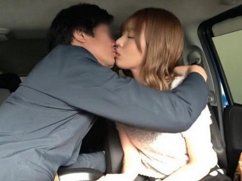 『入れちゃうんですか…』可愛いパチンコ屋店員美人妻！前借をお願いしたらキスされエロ行為！遂には挿入までされてしまう始末！