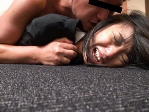 【レイプ】希望に満ちあふれた新人OLが拉致され恐怖のなか犯される！スーツを剥ぎとり泣きわめくが押さえつけチ〇コ挿入激ピス