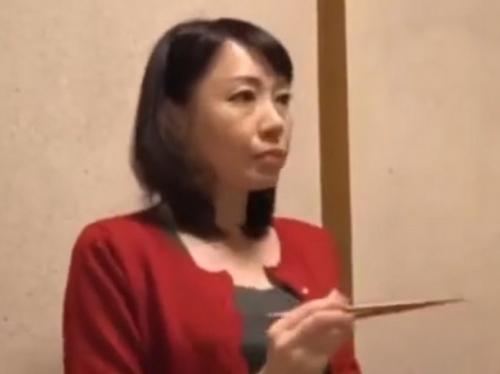 【キメセクｘ近親相姦】美熟女お母さん(55)に媚薬を盛るエロ息子！訳もわからず火照りだした身体が襲われ激イキさせられる！