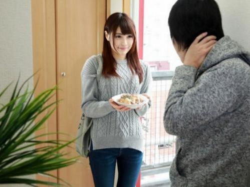 【人妻NTR】ご近所の美人奥さんが手料理を差し入れ、ただでは帰れなかった！巨乳スレンダーボディを中出しで寝取られる！