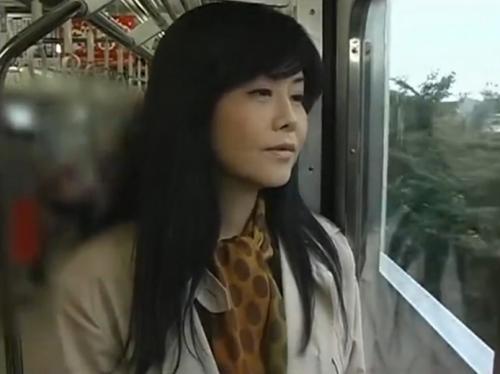 【ヘンリー塚本】旦那だけでは物足りない熟女たち！疼くマ〇コがコッソリ他人棒挿入、我を忘れてイキ乱れる不謹慎性交オムニバス