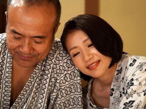 旅行先で出会った中年おやじにメロメロになっちゃう熟女人妻！デカイちんぽを突っ込まれ罪悪感を忘れて身も心も奪われてしまう！