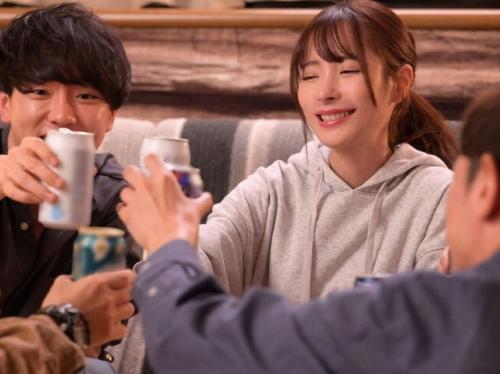 １人で参加しちゃった宅飲みは全員カラダ目当てだった！断れずにヤラれてしまう巨乳スレンダー女子大生、他の奴にも狙われている