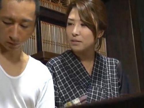【ヘンリー塚本】『おめえセンズリこいてるな…』溜まっている未亡人母は息子ちんぽ欲しかった！待望の挿入にイキ狂う淫乱熟女！