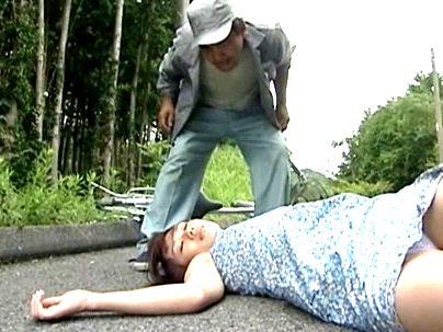 ＜ケケケ・・＞「ターゲート発見ｗ」自転車の車輪にボウを突っ込んで転ばせて・・・ミリでヤル！ただそれだけ！だがそれがいい！
