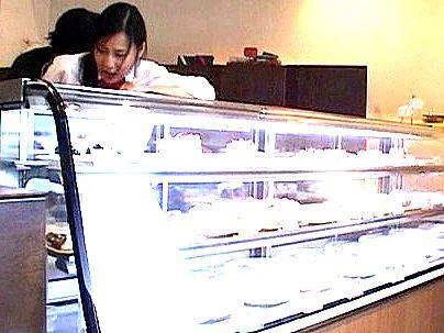 ＜接客中＞「ヤメテクダサイ…ｲヤ！」バイト娘がご覧の通り！鬼畜な音の餌食でヤラレマクリになっちゃうゾ！(アダルト動画)