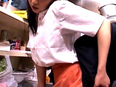 ＜接客中に・・・＞「ヤメテクダサイ…！」バイト娘がご覧の通り！仕事中に犯されレイプされっゾ(アダルト動画)