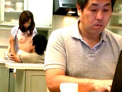 ＜近親［無言］相姦！＞「ばれちゃう、ばれちゃう、」パパがそばにいるにに・・・やっちゃう息子がこちら！！