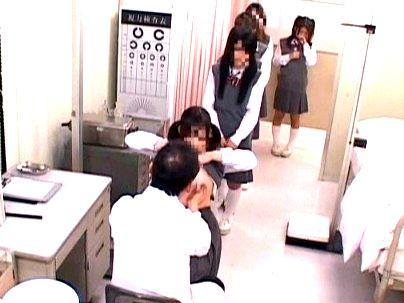 ＜生理前に胸が張って巨乳！＞「ほれほれ、ヒヒヒ・・」女子●生が健康診断でパイ乙揉まれて・・感じとるやん(アダルト動画)