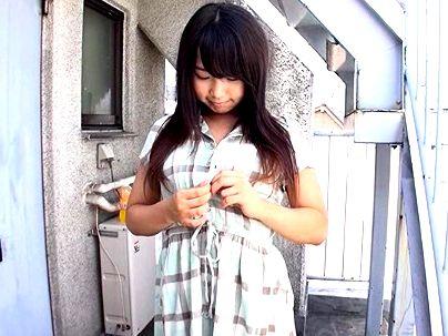 ＜日焼け少女＞「これが、わいせつ映像か！」マン毛もない可愛い女子！デカちんぽぶち込んで楽しんじゃう(無料エロ動画)
