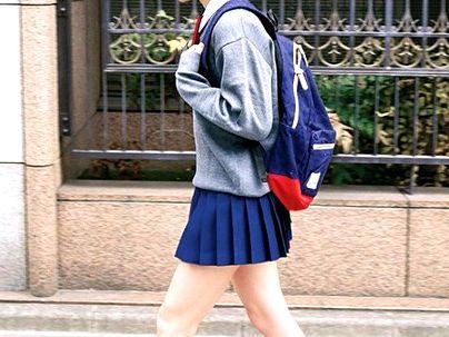 ＜制服女子！＞「新人 まなかかな、登場！」ミニマム小柄オンナノコ！バックファックで悶えとる(アダルト動画)