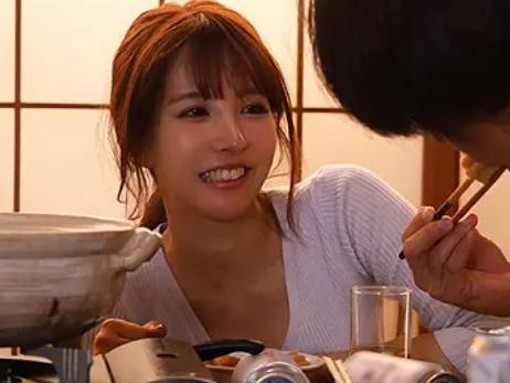 【NTRドラマ】布切れ一枚で隔たれた緊迫シチュエーション…吐息で喘ぎマンコを濡らし旦那に隠れて部下のチ〇ポに悶絶する「