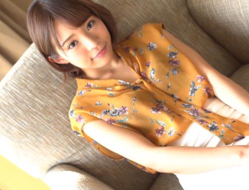 真面目で清楚系に見える小っちゃくてロリ顔の若妻。男を魅了する得意の極上ねっとりフェラテクと同時乳首コリコリ攻撃で男性を魅了！