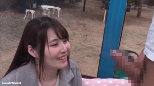 えみ（22） 人妻 マジックミラー号 真正中出し！きれいな若妻がすぐ側に旦那さんがいるのに…