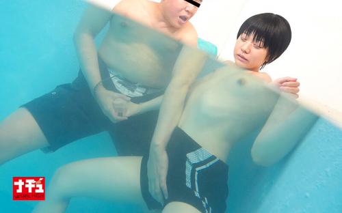 【つるぺた女子×羞恥】貧乳娘が男友達から借りた水着を身に着けて公共の場で度胸試し！オジサンに女だとバレて中出しされる！