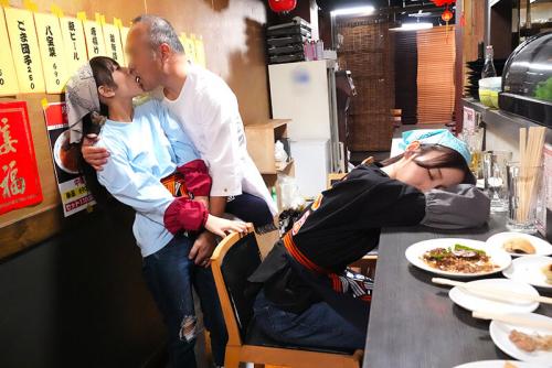 【池上乙葉×足立友梨】爆盛りギャル中華美人姉妹とオヤジ店主のヤリまくり三角関係