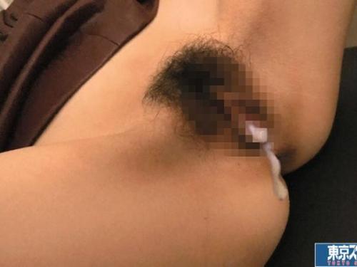 深夜に帰宅すると、マンションの通路で泥酔した派手な女性が倒れていた！衝動を抑えきれず、彼女をそっと抱き寄せ、許されない情事に溺れてしまう一夜の過ち。