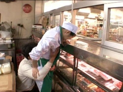 肉屋で働く人妻パートが店長の情欲に翻弄される！接客の合間に下着を剥ぎ取られ、無防備なヒップに熱い衝動が突き立てられる禁断の情事