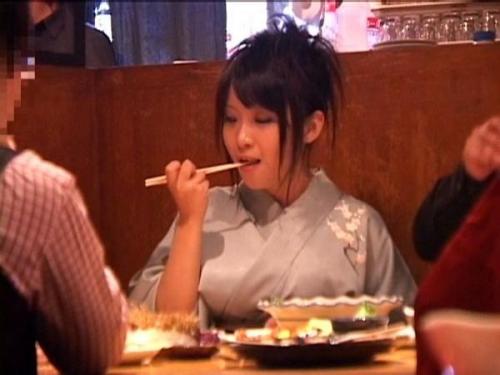 ★居酒屋での淫らな出来事・恥辱・痴漢体験｜色っぽい着物姿の女子大生★卒業パーティーで酩酊した彼女が、見知らぬ男に背後から弄ばれる衝撃の一夜