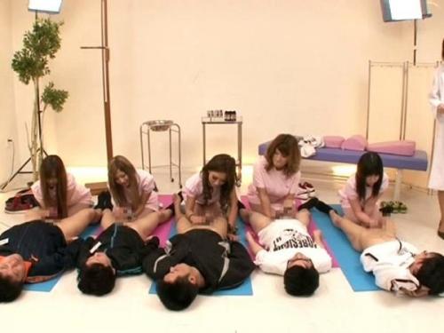 ＜ギャル系のお姉さま方♡フェラで何度も射精させちゃう！＞じゅぽじゅぽ…純情な男の子の香りをたっぷり嗅がせてあげるね♪