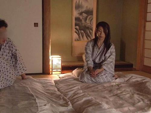（夜の囁き）こんなのズルいよ♡予期せぬ同僚OLとの相部屋で、浴衣からちらりと見える胸元に心が揺れ、ついに禁断の一歩を踏み出して…。