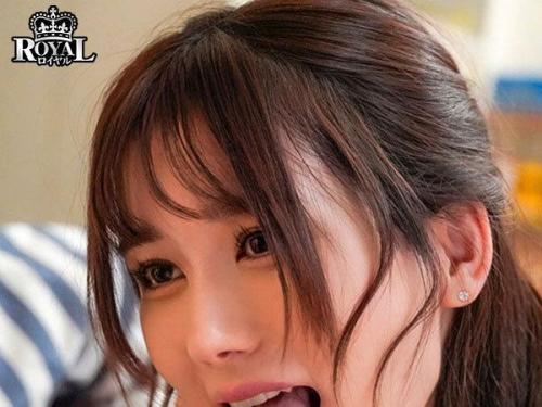 【誘惑】「もっと激しく突いて欲しいの…♡」無防備な美女に欲情して興奮したらその視線に気づかれてしまい…
