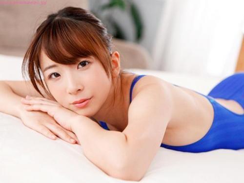 ＜AV初出演×心乃秋奈＞魅惑のFカップ美女大学生が水着姿で大胆に感じる！
