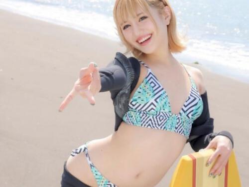 【お持ち帰り】海と雄々しい逸物に熱中するギャル風サーファー美女が熟年男性の剛直で激しく交わる！