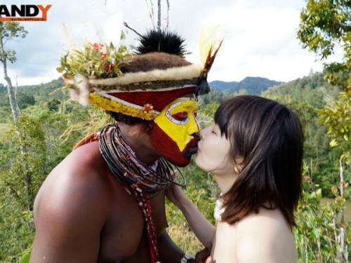 【異国の彼】エキゾチックなダークスキンの男性に虜になったギャルが、今日も巨躯な彼を追い求めて情熱的に挑む！車内での過激なポーズと恍惚の顔つきに注目！