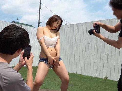 【魅惑の女教師】大胆な露出とカメラで繰り広げる背徳的な快楽の世界！