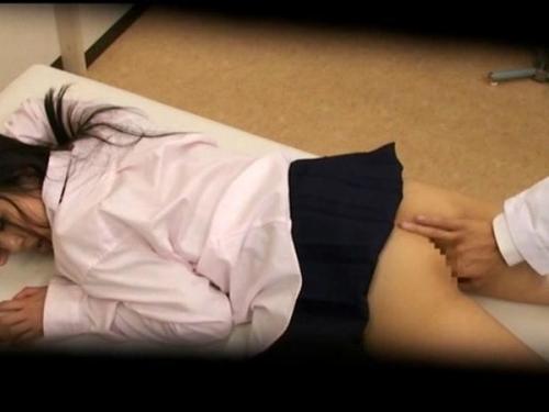 診察と称して、繊細な乳首を執拗に弄び、無毛の秘部にバイブを潜り込ませる悪徳医師の実情