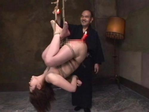 〈鼻フック拘束〉成熟した魅力溢れる大人の女性が、鼻フックの魔力で滑稽な姿に変貌！そのギャップに心奪われる、刺激的な本物の体験をあなたに！
