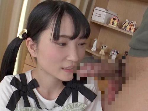 【挿入】幼げな美少女に玩具を披露し、そのまま口奉仕を受け騎乗位で交わる！