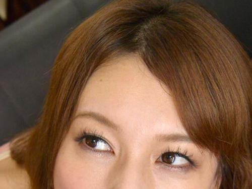 隣人の美人妻の妖艶な胸元に心を奪われ、欲望を抑えきれずにその悩ましい肢体に溺れてしまう禁断の情事！