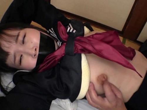 無情なハンターに追われた美少女が味わう衝撃的で背徳的な体験